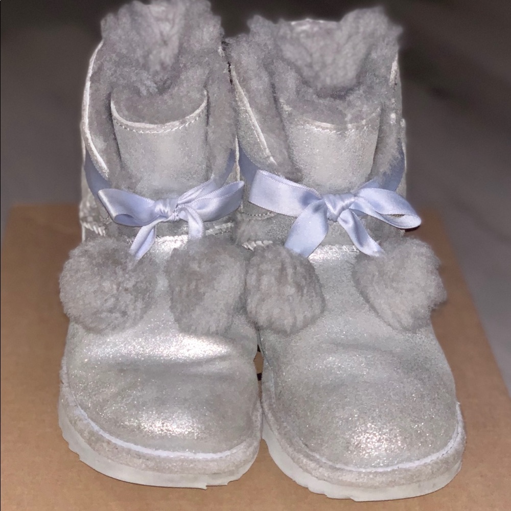 Girls metallic silver ‘UGG’ boots w/ blue ribbon